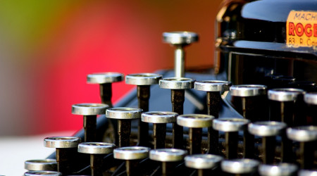 SChreibmaschine alt schwarz schräg von vorne (Quelle: Pixabay.com)