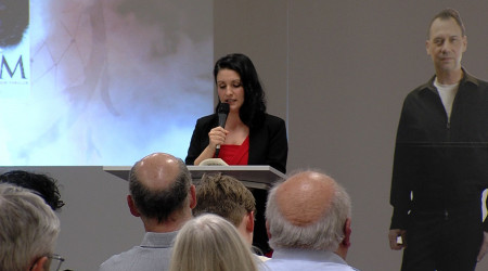 Annika Strauss mit Foto-Aufsteller von Sebastian Fitzek (Quelle: literaturfernsehen.de)